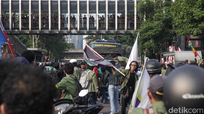 Sempat Memanas, Begini Demo Bela Ojol Dilindas Rantis di Depan Polda Metro Massa aksi yang menuntut pengusutan kasus tewasnya Affan Kurniawan, driver ojol yang dilindas rantis Brimob, mulai berdatangan ke Polda Metro Jaya. Aksi langsung panas sesaat massa datang, Jumat (29/8/2025).