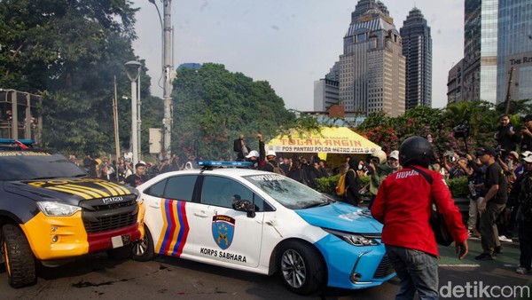 Sempat Memanas, Begini Demo Bela Ojol Dilindas Rantis di Depan Polda Metro