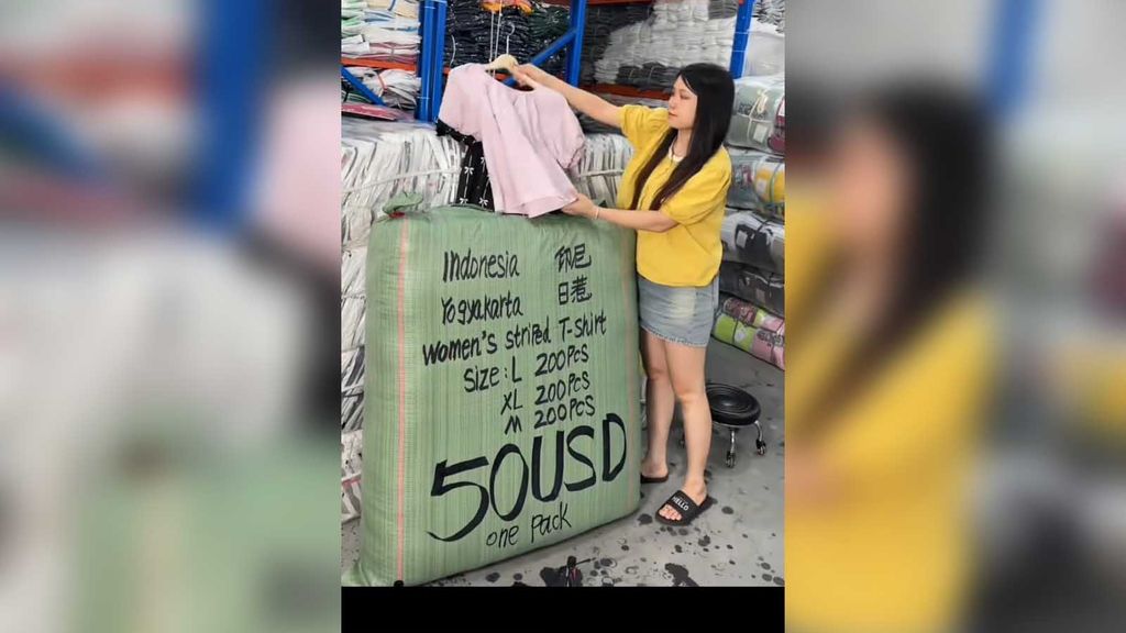 Seorang penjual baju dari China memamerkan ribuan pieces paket baju murah siap kirim ke Indonesia yang ditayangkan melalui sosial media Tiktok. (Tangkapan Layar Tiktok/yinnijofq1n)