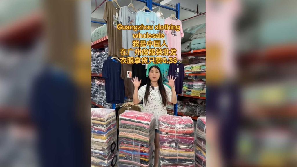 Seorang penjual baju dari China memamerkan ribuan pieces paket baju murah siap kirim ke Indonesia yang ditayangkan melalui sosial media Tiktok. (Tangkapan Layar Tiktok/yinnijofq1n)