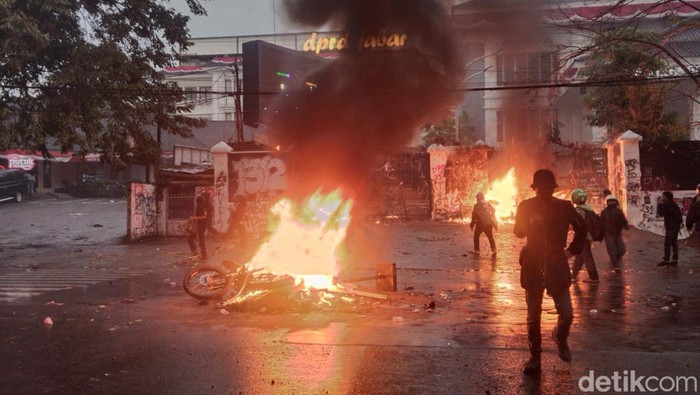 Sepeda motor dibakar di depan Kantor DPRD Jawa Barat
