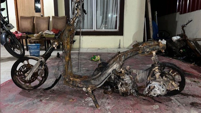 Sepeda motor yang dibakar pelaku. (Foto: Dok Polsek Sagulung).