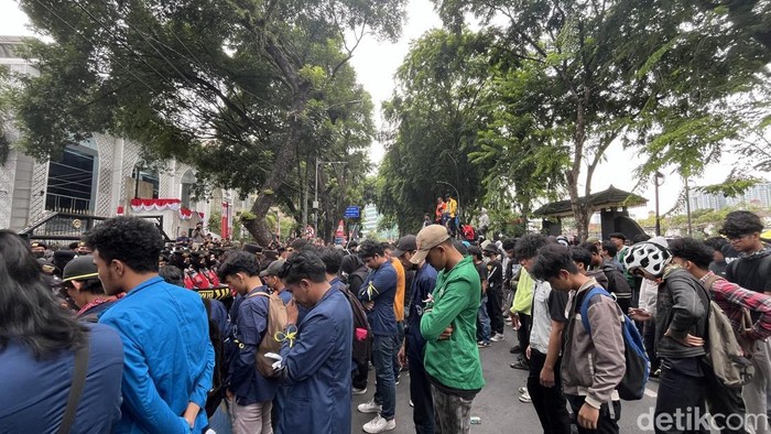 Seratusan massa aksi tutup lalu lintas di Jalan Imam Bonjol Medan. (Foto: Kartika Sari/detikSumut).