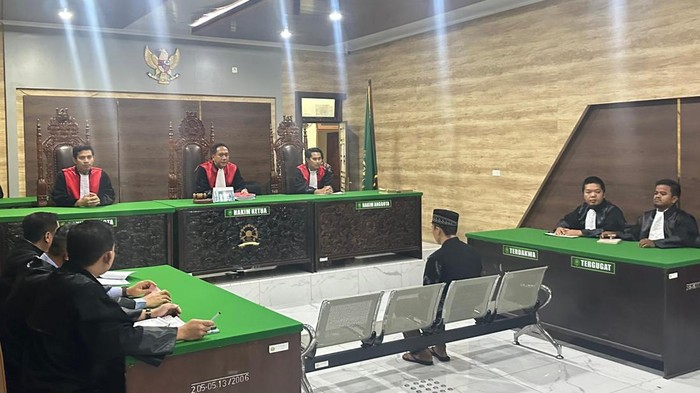 Terdakwa Ebi penusuk polisi di Lahat menjalani sidang tuntutan di Pengadilan Negeri Lahat.