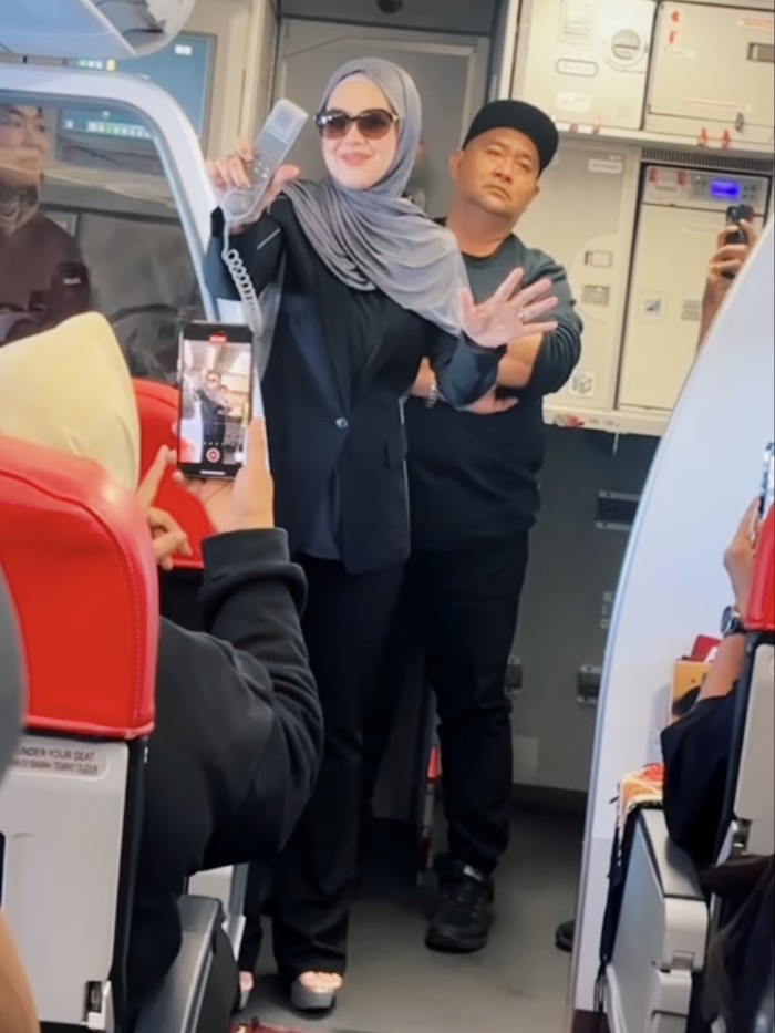 Siti Nurhaliza diminta menyanyi di atas pesawat saat penerbangan menuju Yogyakarta.