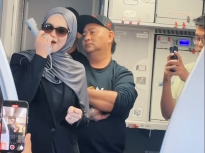 Siti Nurhaliza diminta menyanyi di atas pesawat saat penerbangan menuju Yogyakarta.