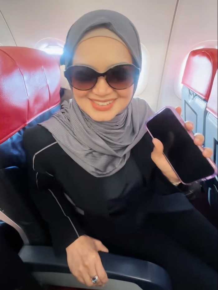 Siti Nurhaliza diminta menyanyi di atas pesawat saat penerbangan menuju Yogyakarta.