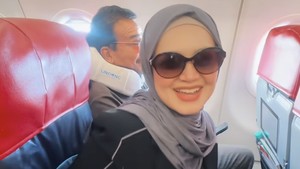 Siti Nurhaliza tersenyum saat diminta menyanyi sebelum pesawat mendarat di Yogyakarta. Foto: Instagram @ctdk