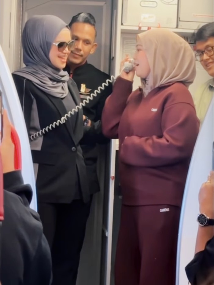Siti Nurhaliza diminta menyanyi di atas pesawat saat penerbangan menuju Yogyakarta.