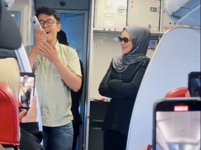 Siti Nurhaliza diminta menyanyi di atas pesawat saat penerbangan menuju Yogyakarta.