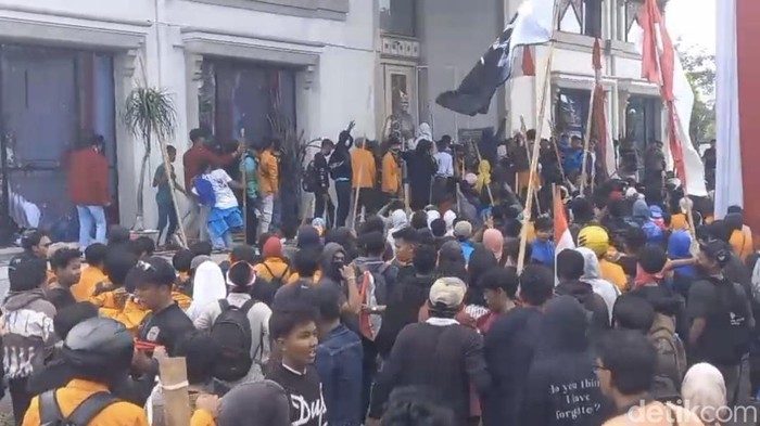 Situasi demo yang dilakukan di DPRD Jambi.