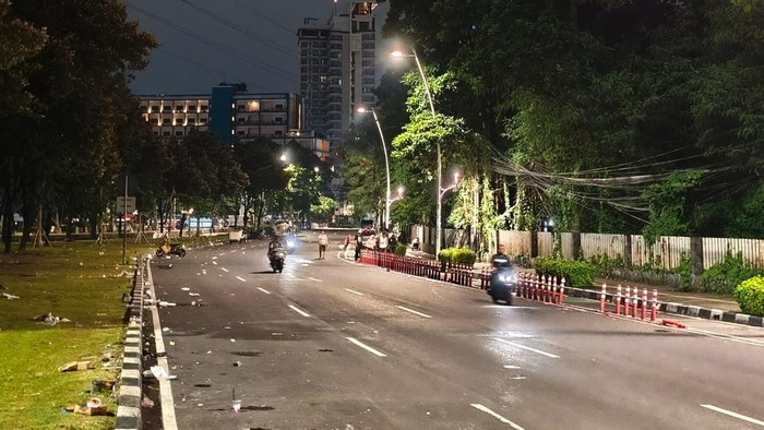Situasi di depan Markas Brimob Polda Metro Kwitang saat massa mulai membubarkan diri (Kurniawan/detikcom)