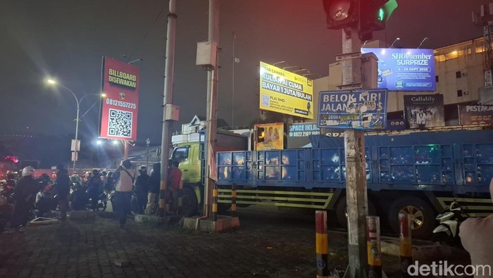Situasi lalu lintas di simpang empat Condongcatur, Sleman, Jumat (29/8/2025) malam.