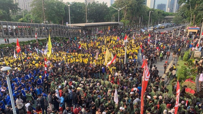 Mahasiswa memenuhi Jalan Jenderal Sudirman depan Polda Metro Jaya, Jumat (29/8/2025).