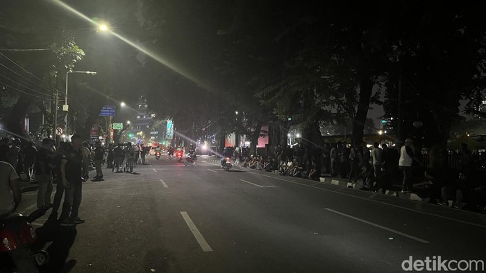 Situasi terkini di seputaran gedung DPRD Sumut, Jalan Imam Bonjol, Medan. (Kartika/detikcom)
