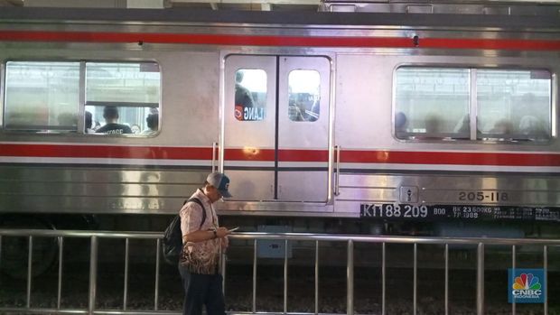 Situasi terkini di Stasiun Jatinegara, Jakarta Timur, Jumat (29/8/2025). (CNBC Indonesia/Robertus Andrianto)