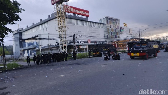 Massa simpatisan 4 terdakwa kasus makar kembali mengamuk hingga berujung rusuh di sejumlah titik di Kota Sorong.