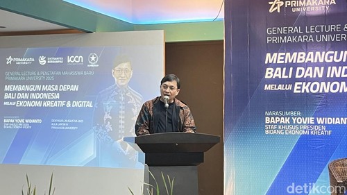 Stafsus Kepresidenan Bidang Ekonomi Kreatif, Yovie Widianto saat menjadi pembicara di acara pengukuhan mahasiswa baru Universitas Primakara, Jumat (29/8/2025). (Rizki Setyo Samudero)