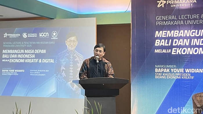 Stafsus Kepresidenan Bidang Ekonomi Kreatif, Yovie Widianto saat menjadi pembicara di acara pengukuhan mahasiswa baru Universitas Primakara, Jumat (29/8/2025). (Rizki Setyo Samudero)