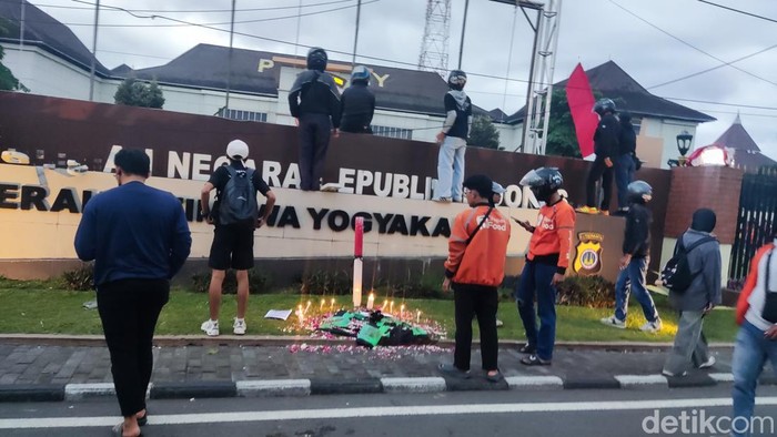 Suasana aksi di Mapolda DIY Jumat (29/8/2025).