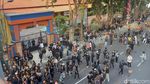 Suasana Demo di Grahadi, Massa Bakar Motor