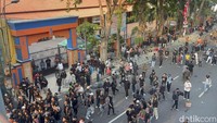 Asap hitam pun membubung tinggi. Gas air mata ditembakkan dan mengenai sejumlah massa aksi. Massa aksi berhamburan lari, namun sejumlah lainnya masih bertahan menyerang Grahadi.