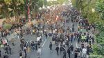 Suasana Demo di Grahadi, Massa Bakar Motor