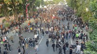 Massa aksi ini berasal dari berbagai elemen seperti pengemudi ojol, mahasiswa, hingga masyarakat yang mayoritas mengenakan baju hitam