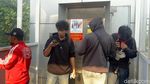 Suasana Demo di Grahadi, Massa Bakar Motor
