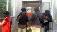 Sejumlah massa ada yang berada di JPO Jalan Gubernur Suryo. Mereka tampak mengusap mata mereka setelah petugas menembakan gas air mata.