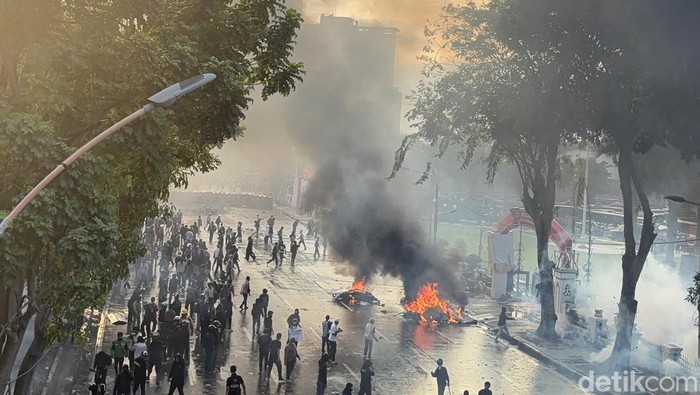 Suasana Demo di Grahadi