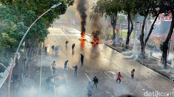 Suasana Demo di Grahadi, Massa Bakar Motor
