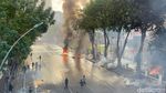 Suasana Demo di Grahadi, Massa Bakar Motor