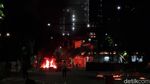 Pendemo di Surabaya Masih Bertahan, Jalanan Membara