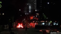 Massa semakin bringas. Mereka terus membakar barrier. Meski dipukul mundur oleh petugas Kepolisian.
