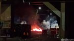 Pendemo di Surabaya Masih Bertahan, Jalanan Membara