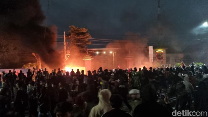 Suasana demo di Polda DIY, Sleman, Jumat (29/8/2025) pukul 19.13 WIB.
