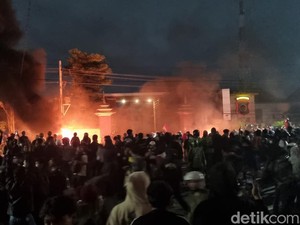 Ditembaki Gas Air Mata, Massa di Halaman Polda DIY Berhamburan ke Luar