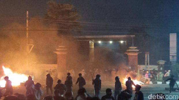 Suasana demo di Polda DIY, Sleman, Jumat (29/8/2025) pukul 19.13 WIB.
