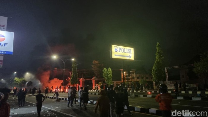 Suasana demo di Polda DIY, Sleman, Jumat (29/8/2025) pukul 19.13 WIB.
