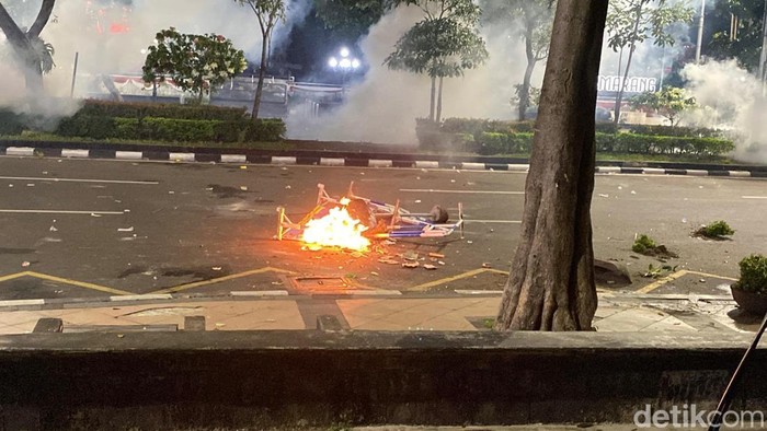 Suasana demo ojol di Semarang, Jumat (29/8/2025) pukul 19.00 WIB.