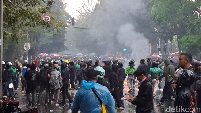 Suasana demonstrasi di depan Gedung DPRD Jawa Barat, Jumat 29 Agustus 2025