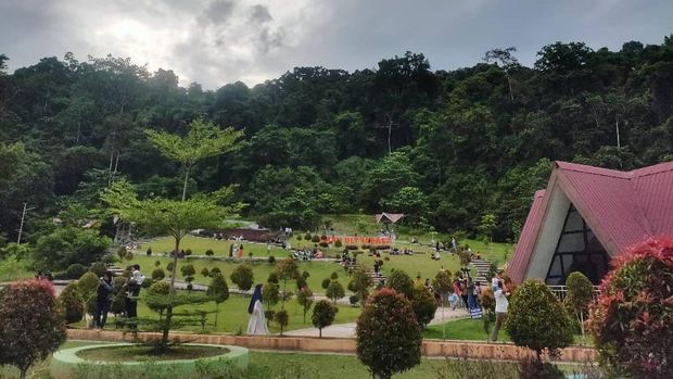 Suasana di Kebun Raya Kendari.