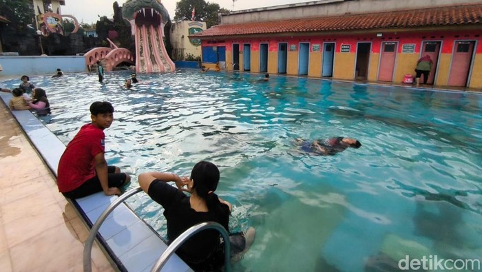 Suasana kolam pemandian air panas Sangkanurip Alami Kuningan