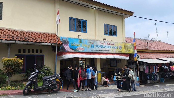 Suasana kolam pemandian air panas Sangkanurip Alami Kuningan