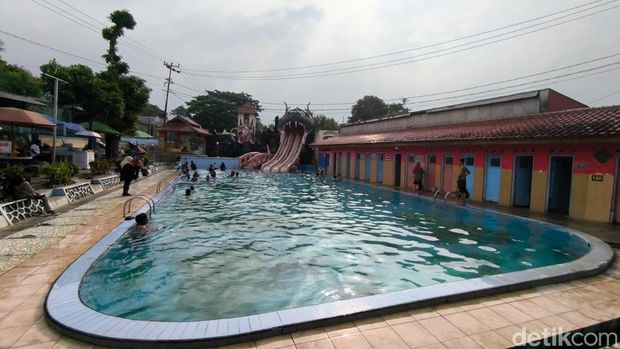 Suasana kolam pemandian air panas Sangkanurip Alami Kuningan