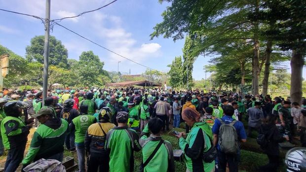 Suasana pemakaman pengemudi ojek online bernama Affan Kurniawan yang tewas dilindas mobil rantis Brimob (Taufiq/detikcom)