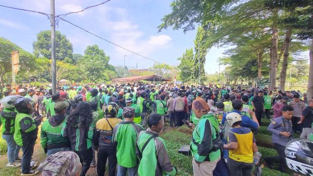 Suasana pemakaman pengemudi ojek online bernama Affan Kurniawan yang tewas dilindas mobil rantis Brimob (Taufiq/detikcom)
