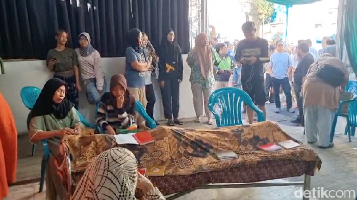 Affan Kurniawan, driver ojek online (ojol) yang tewas dilindas rantis Brimob disemayamkan di rumah duka di Jakarta Pusat. Pantauan pagi ini, rumah duka yang berada di Jalan Blora, Menteng itu sudah dipenuhi pelayat.