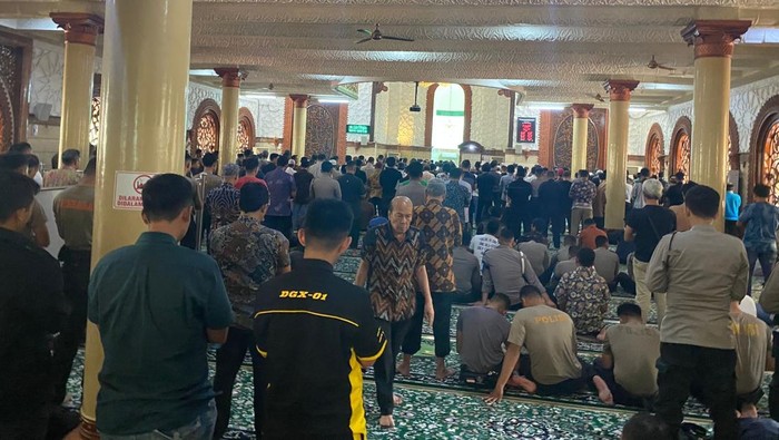 Suasana salat gaib untuk Affan di Masjid Polda Metro Jaya (Wildan/detikcom)